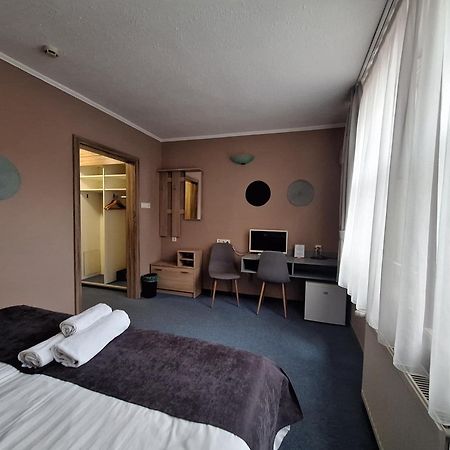Hotel Unicornis Егер Екстериор снимка