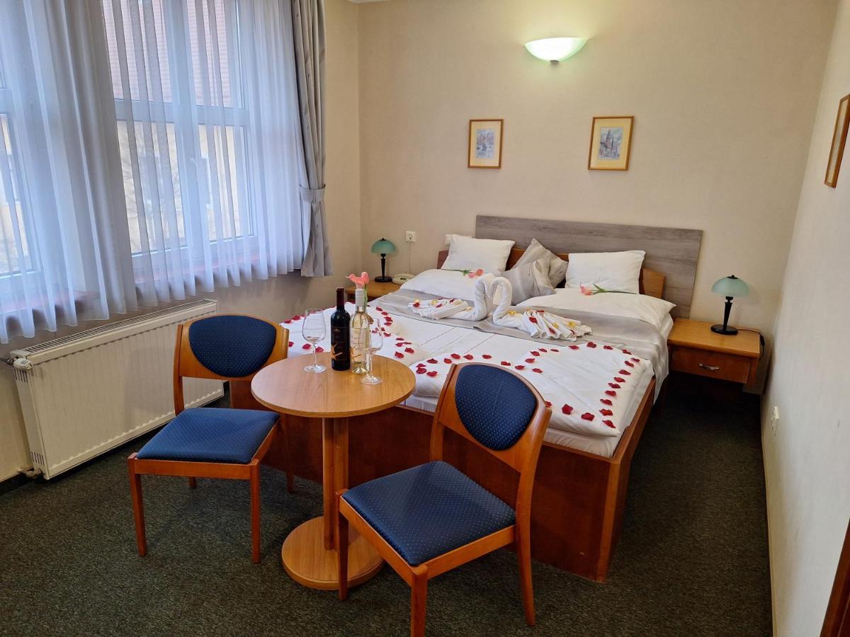 Hotel Unicornis Егер Екстериор снимка