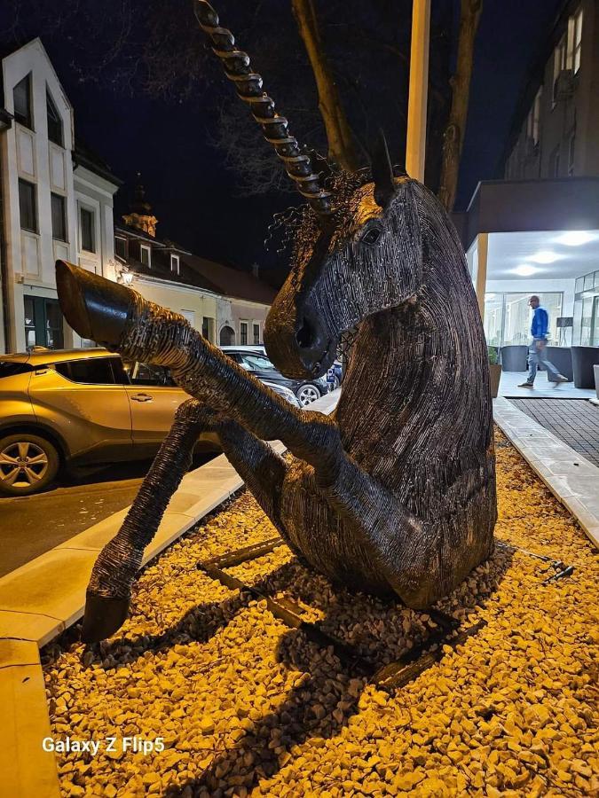 Hotel Unicornis Егер Екстериор снимка