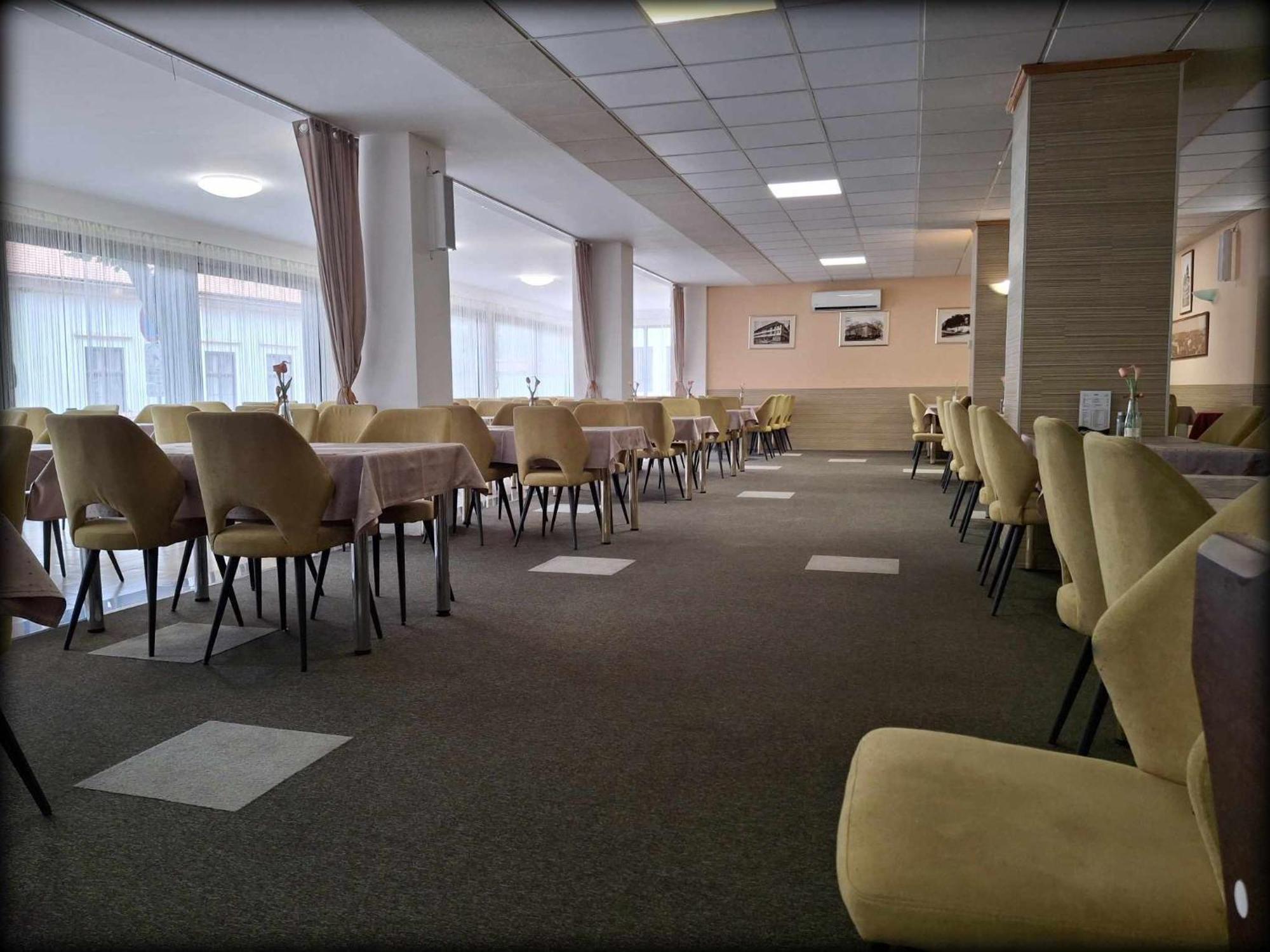 Hotel Unicornis Егер Екстериор снимка