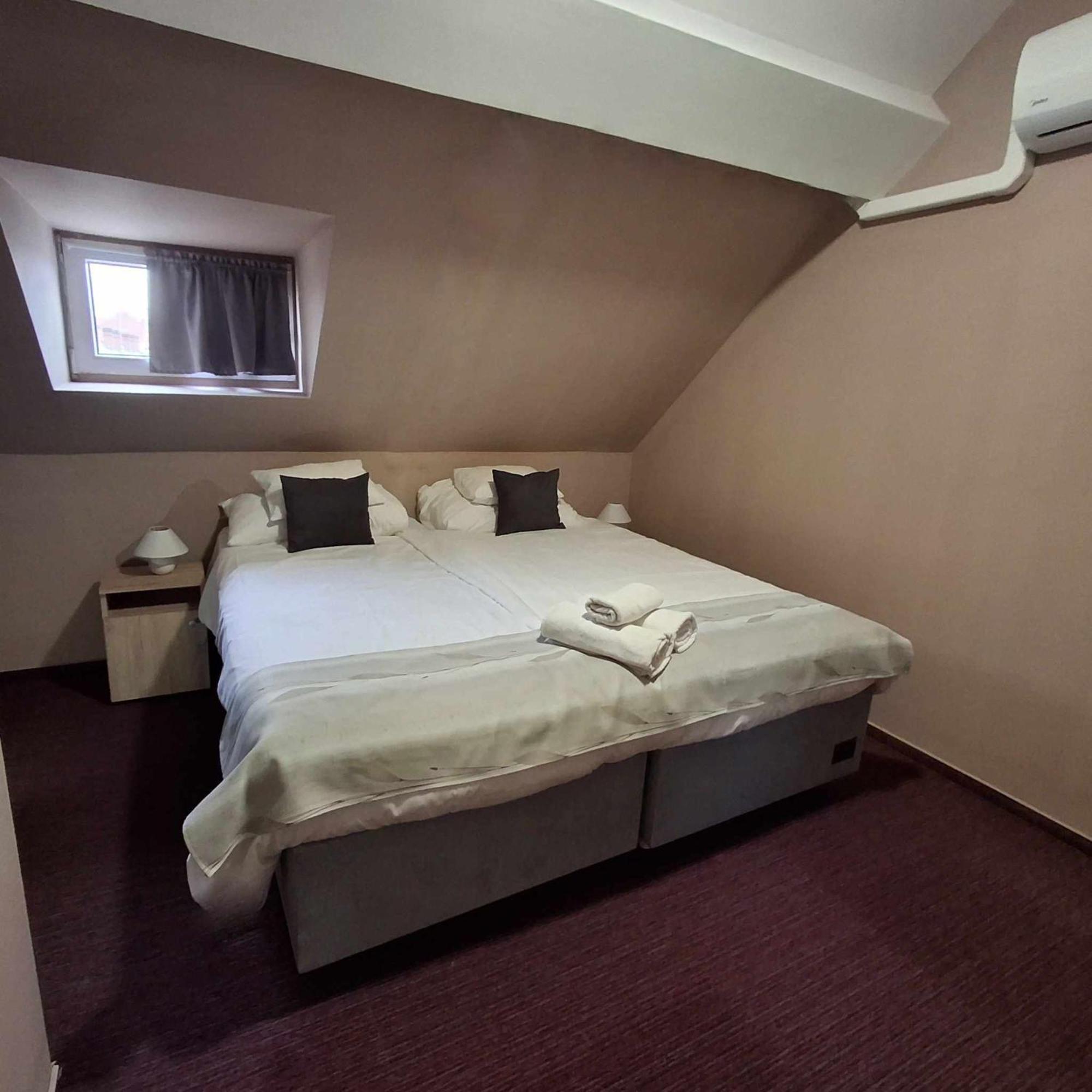 Hotel Unicornis Егер Екстериор снимка