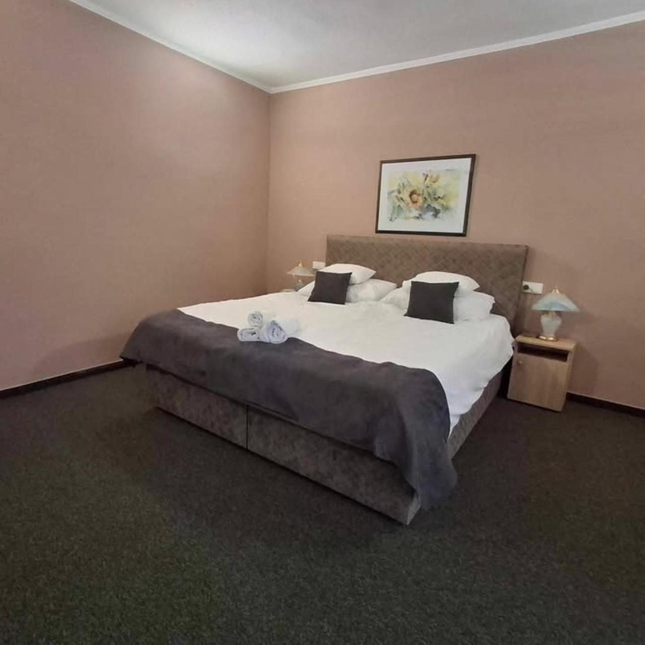 Hotel Unicornis Егер Екстериор снимка